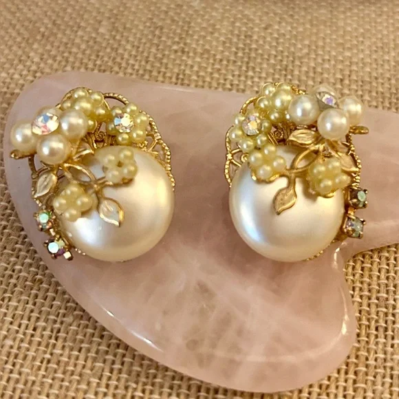 Unsigned Miriam Haskell Vintage Faux Pearl AB Goldtone Floral Earrings - Picture 4 of 14